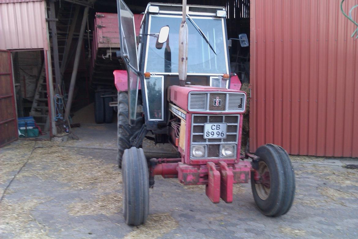 International Harvester 844-S - Før renovering. Køre korn fra med vores 7,5 tons kornvogn, på en god dag kan vi lige knibe 9 tons i den, meen så har 844 også lidt at se til ;) vognen er en gammel Bedford forvogn er blevet lavet lidt om ;) billede 11