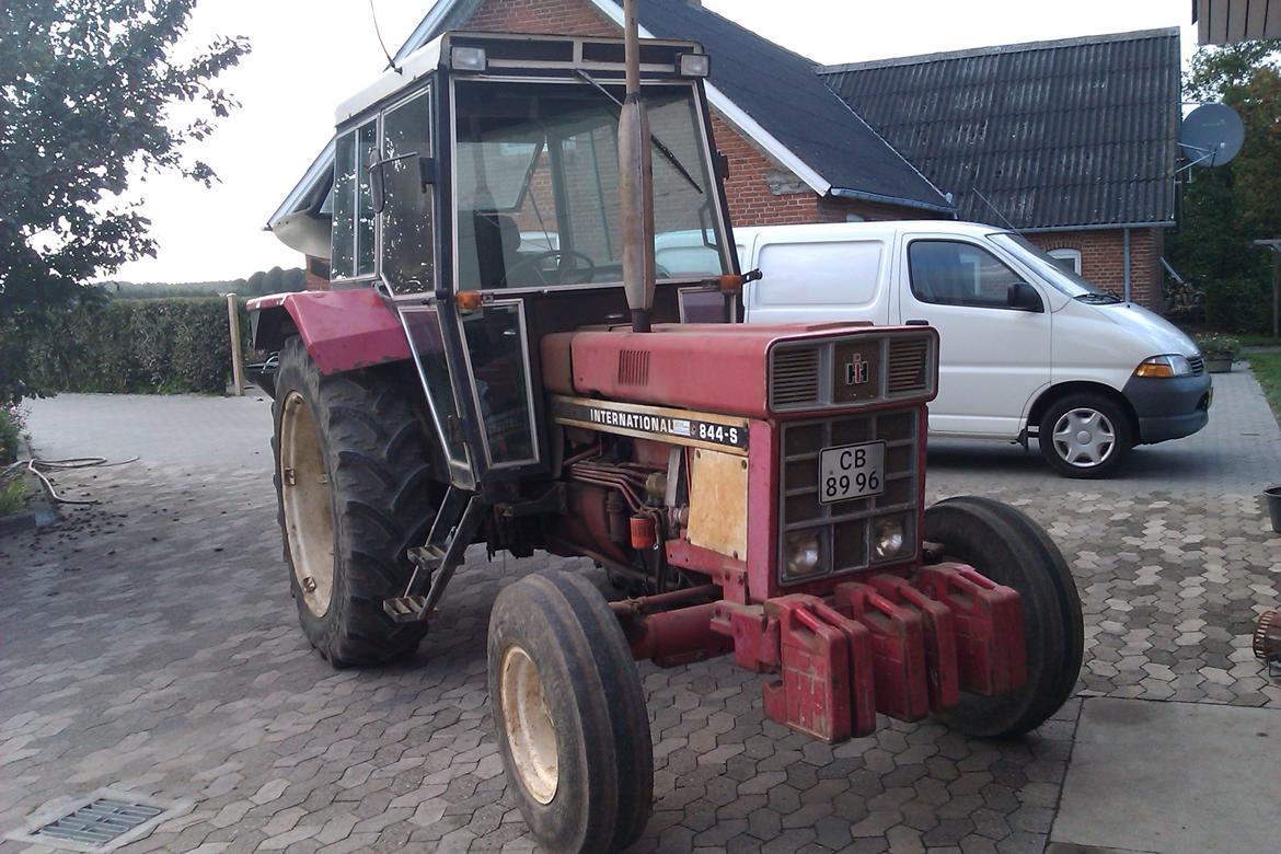 International Harvester 844-S - Før renoveringen. Helt klar med ploven !! billede 14