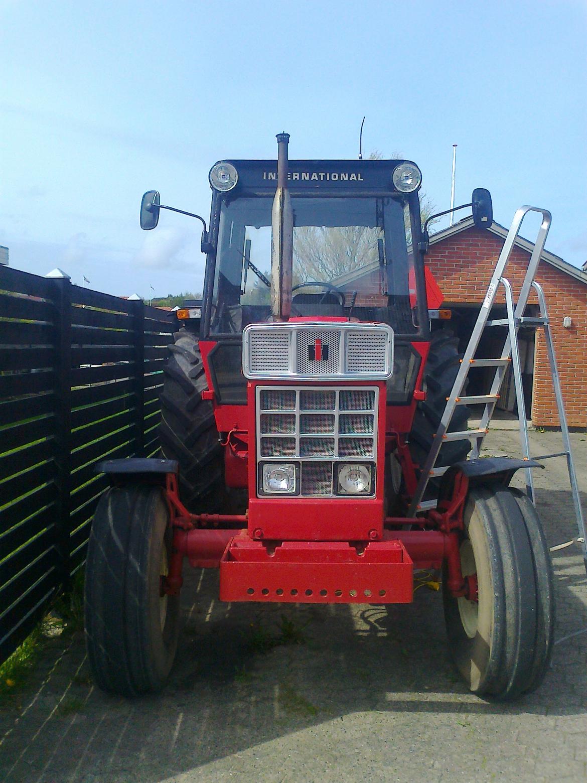 International Harvester 1055 - lige fået sat Rally 1000 fjernprojektører på billede 11