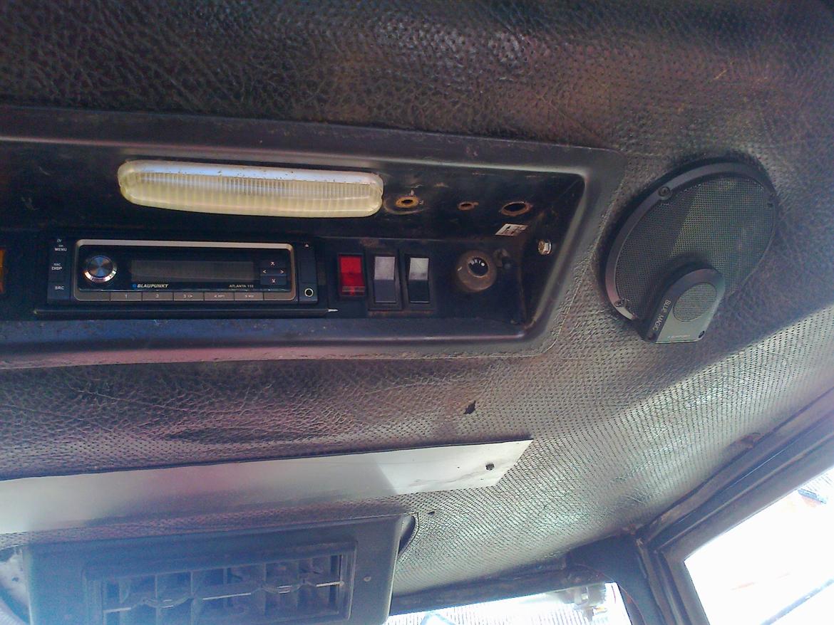 International Harvester 1055 - fået sat ny radio og to 100 W højtalere i billede 12