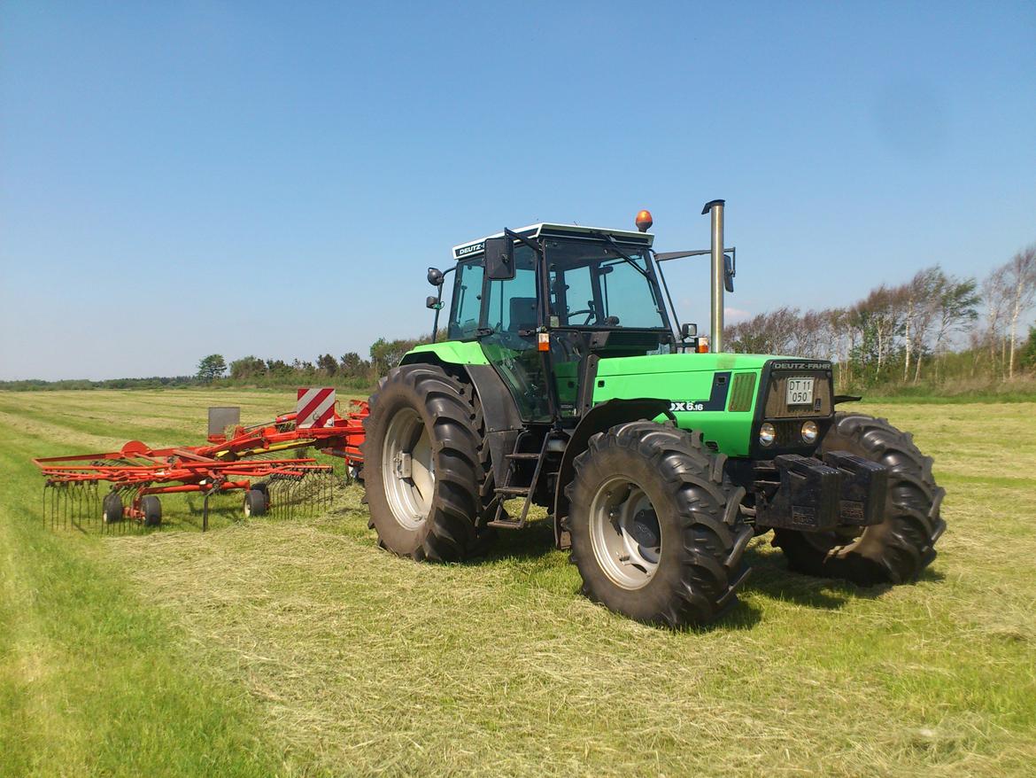 Deutz-Fahr DX 6.16 - var lige ude og rive lidt hø sammen billede 5