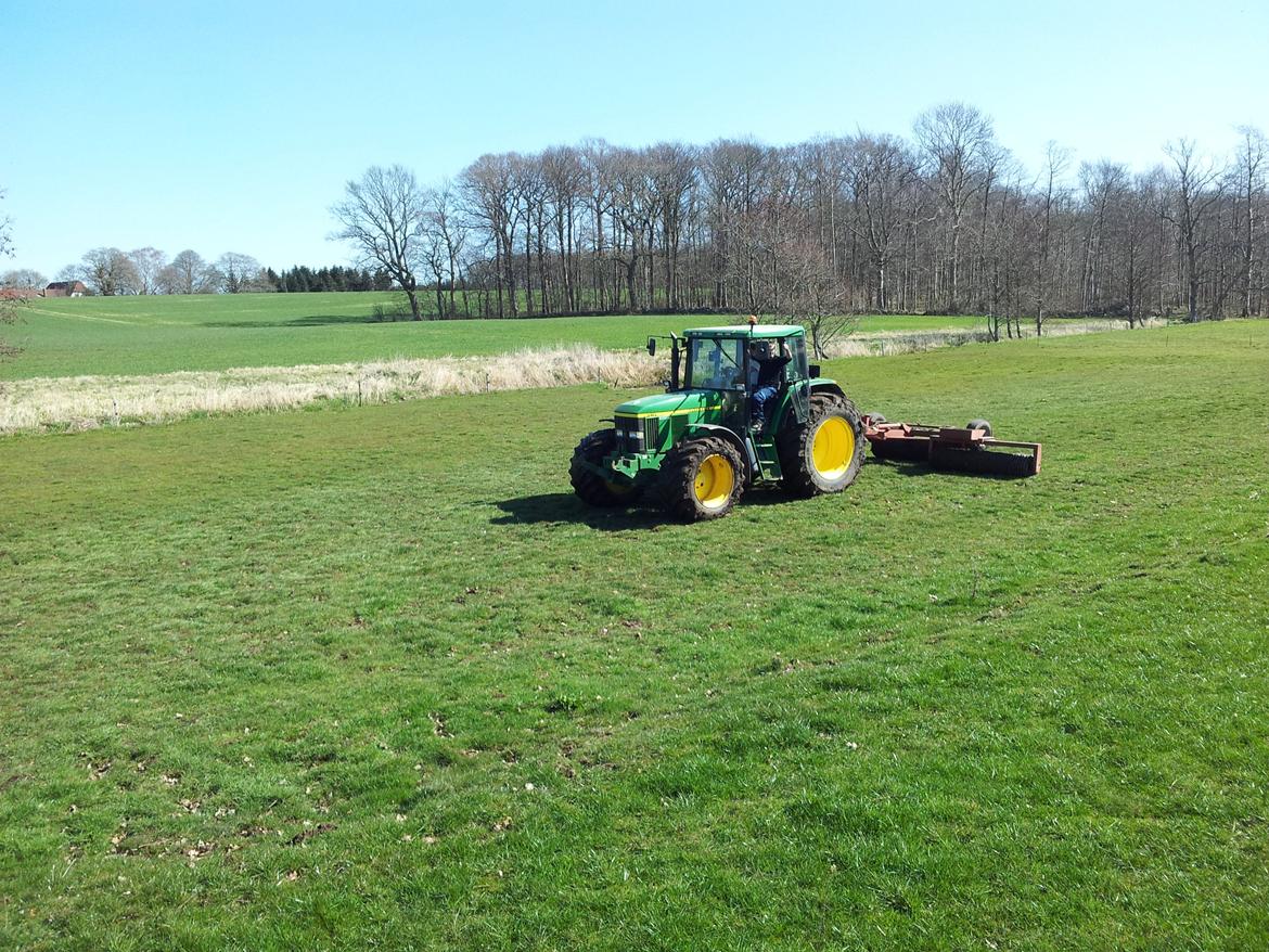 John Deere 6510 - tager kun et lille stykke af gangen da det er lidt blødt nogen steder så det lidt spændende... billede 18