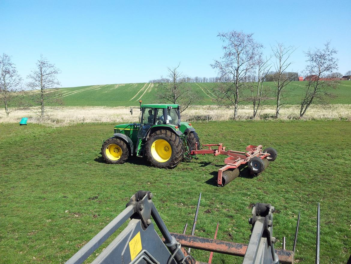 John Deere 6510 - når ja Fergusonen holder klar hvis det skulle gå galt....
(sad fast to gange) billede 19