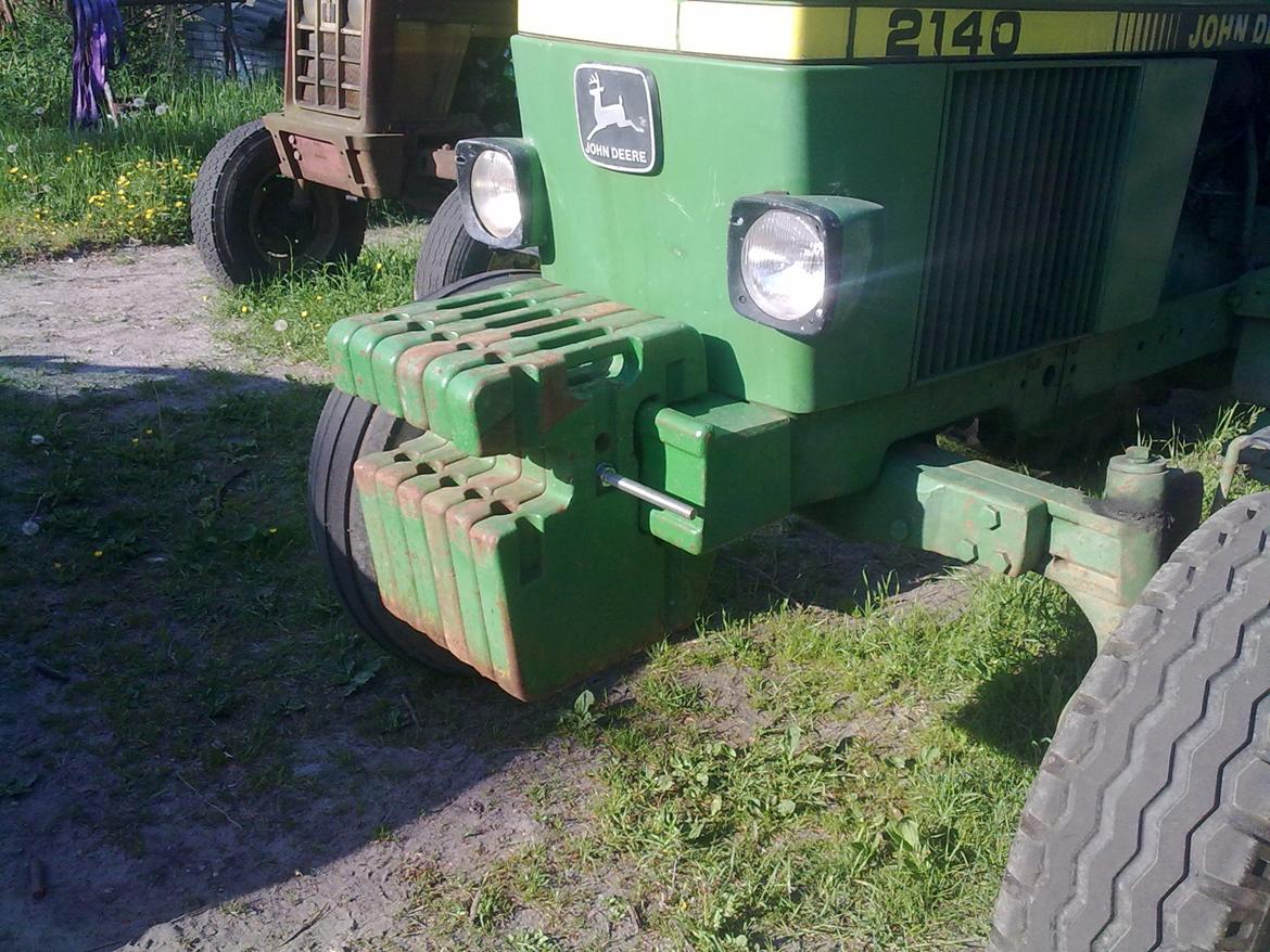 John Deere 2140 - Så fik vi li et par vægtklodser på.. billede 12