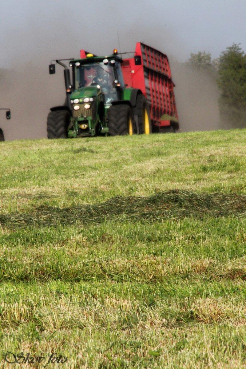 John Deere 7930 - Så kommer Morten fræsende frem fra markvejen!
25.05.12 billede 21
