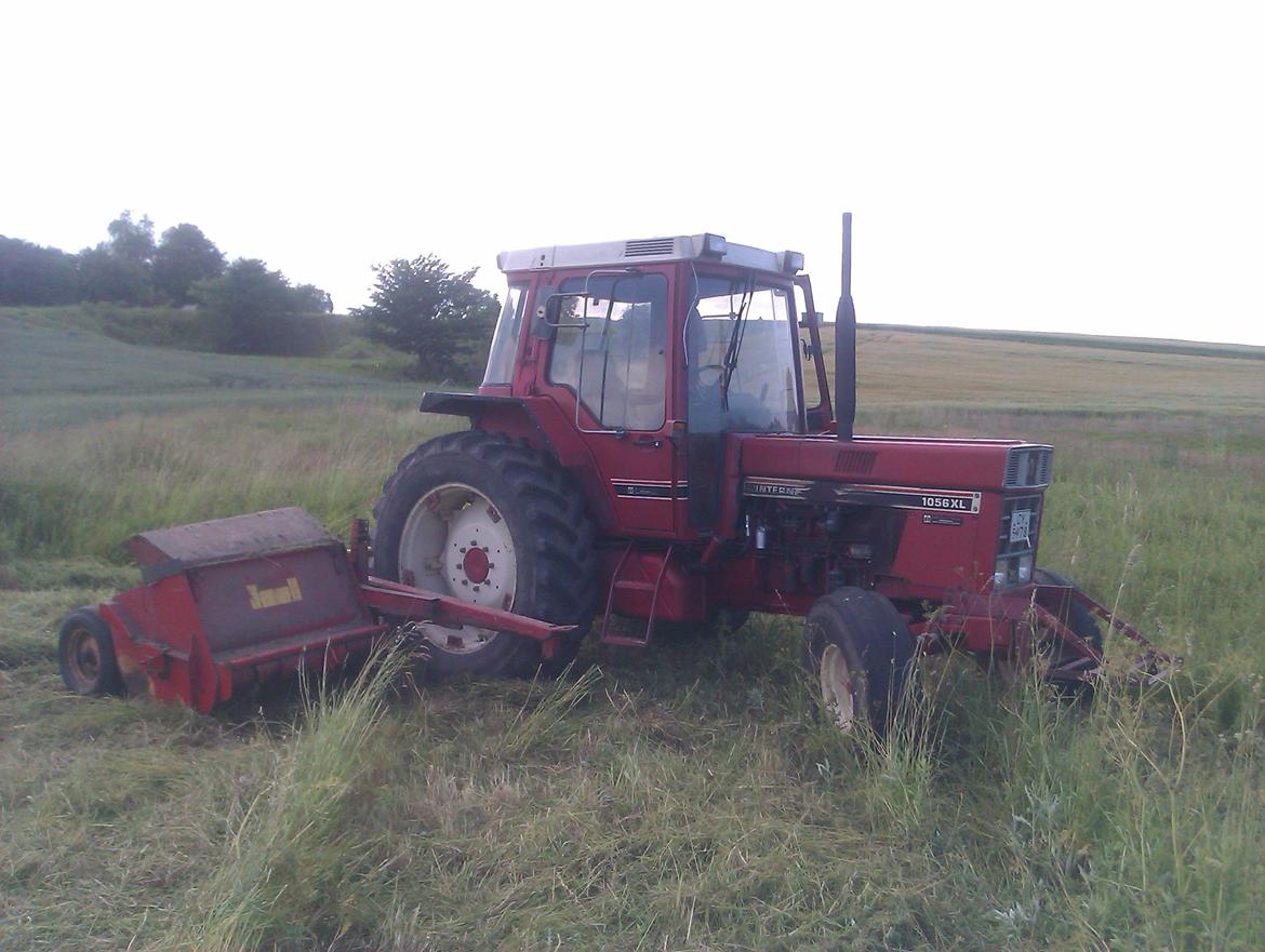 International Harvester 1056XL - måske en lidt stor traktor til en 1m bred grønthøster  billede 6