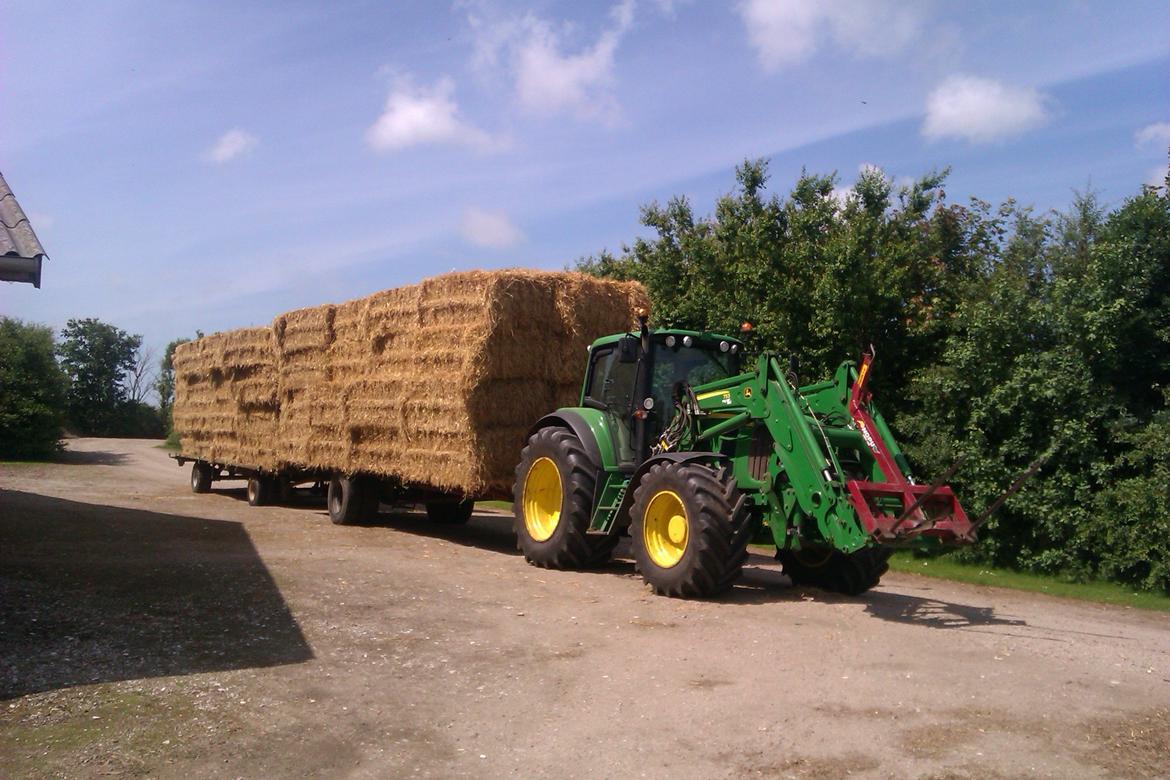 John Deere 6930 premium - Mit flotte læshalm med 64 baller. billede 16