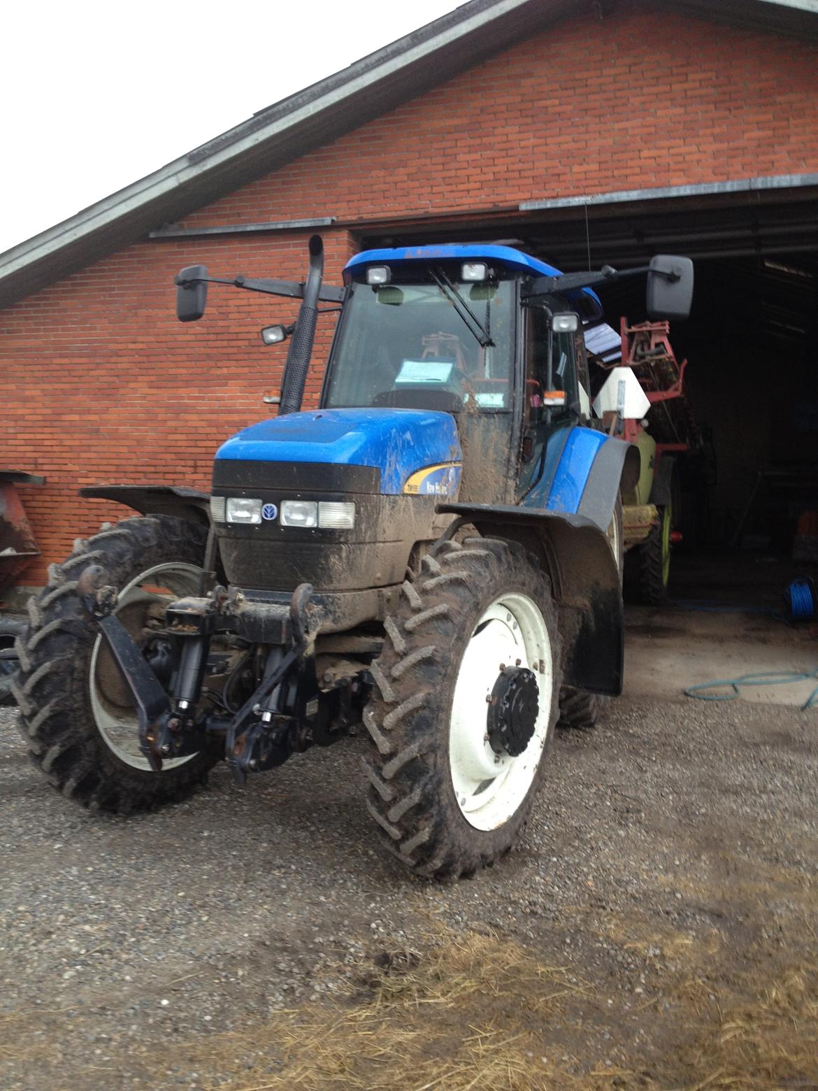 New Holland TM 155 - Sprøjten for. billede 13