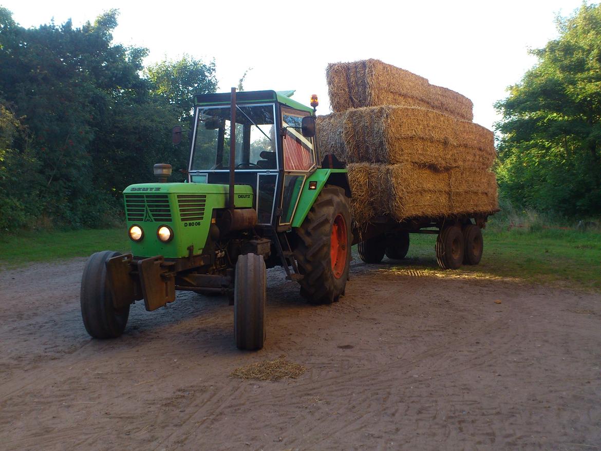 Deutz-Fahr D 8006 - ude og køre lidt halm hjem billede 23