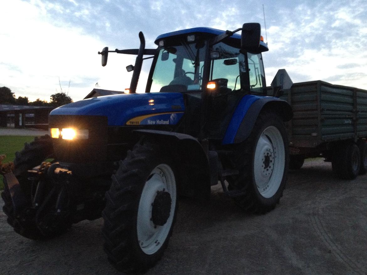 New Holland TM 155 - frakørsels trækket, har ikk så meget vej fæste med de dæk :) billede 1