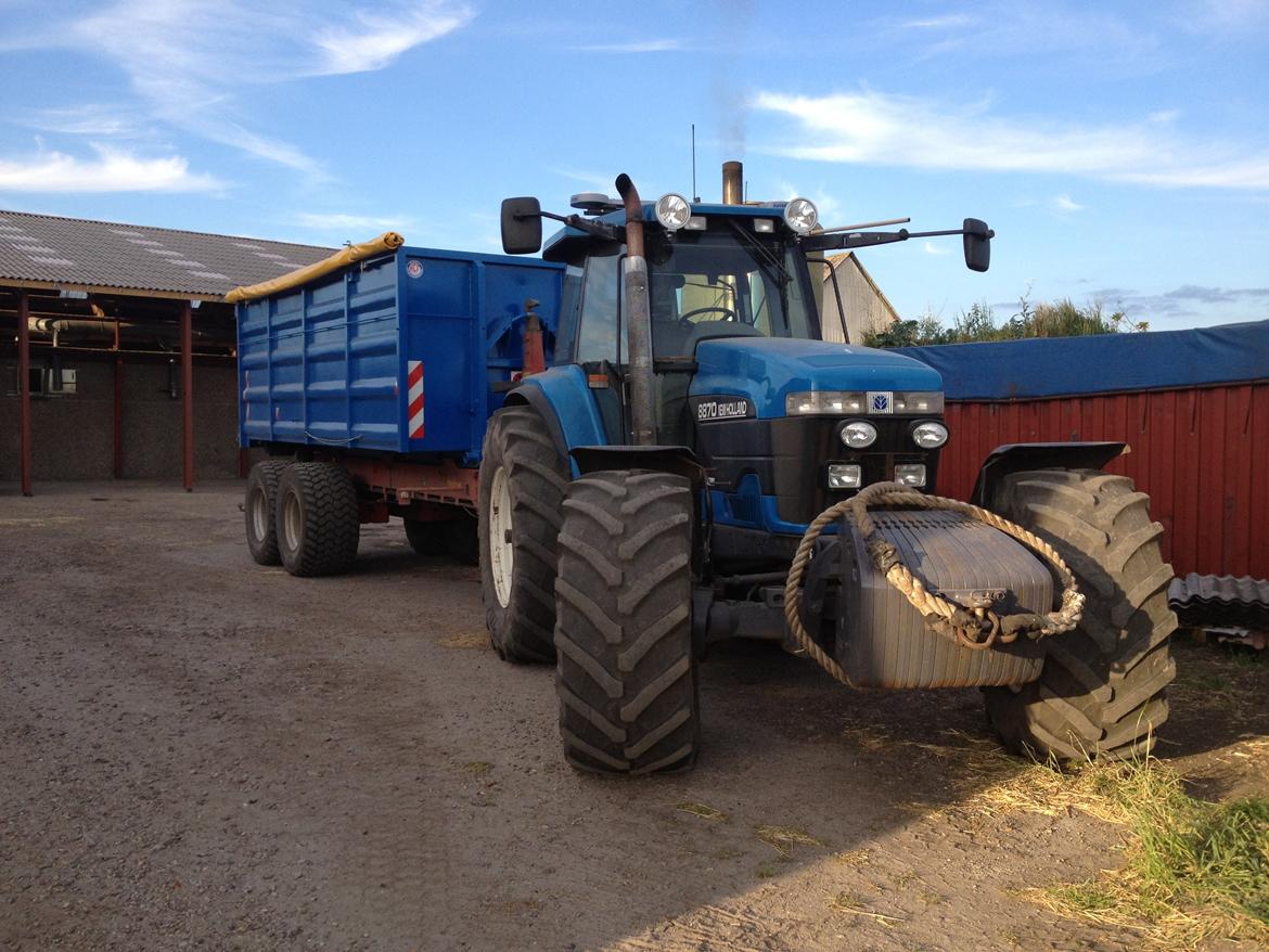 New Holland 8870 - Holder lige og hviler i skyggen:) billede 3