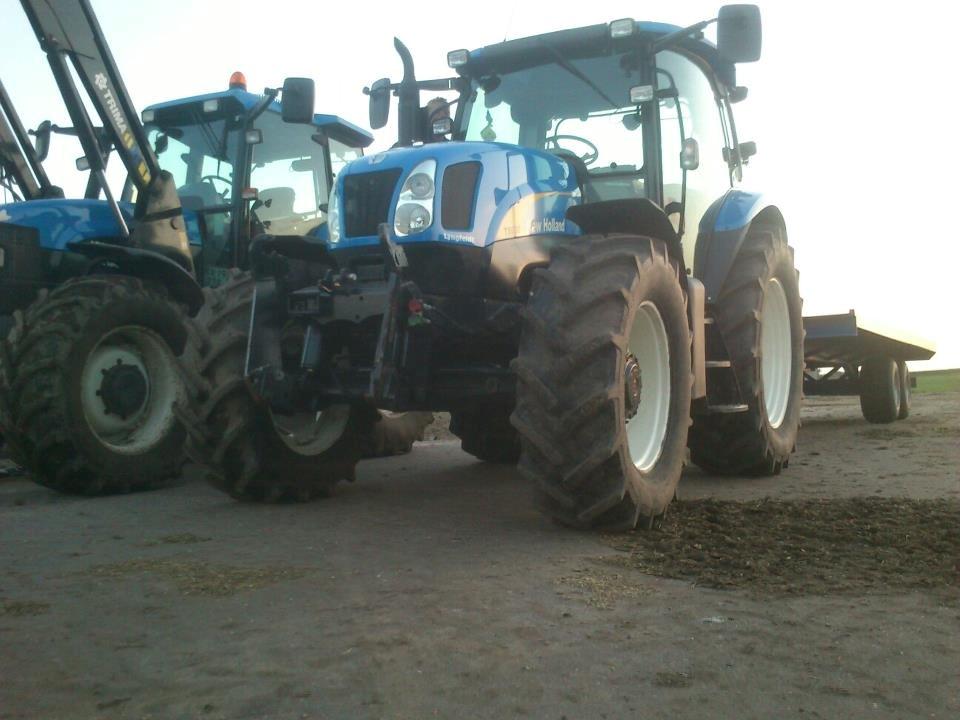 New Holland T6030 Delta (Solgt) - Inden af gang med halmvogn. billede 9