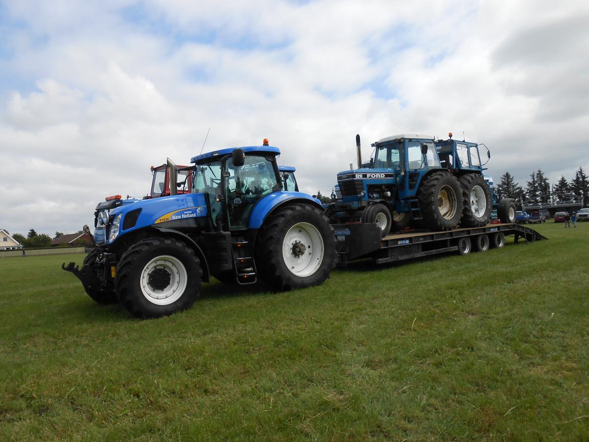 New Holland T7030 - Min Ford 8210, og min vens Ford 8600 på blokvogn billede 4