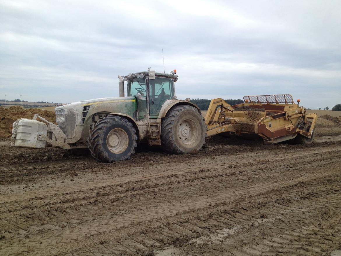 John Deere 8530 - en dag med en scraper  billede 16