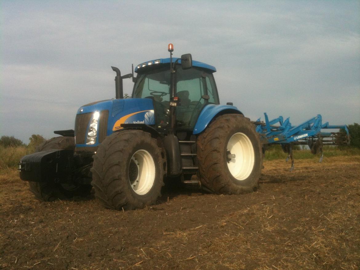 New Holland TG 285 - Ude og harve med Lemken smagrad 5 meter. billede 5