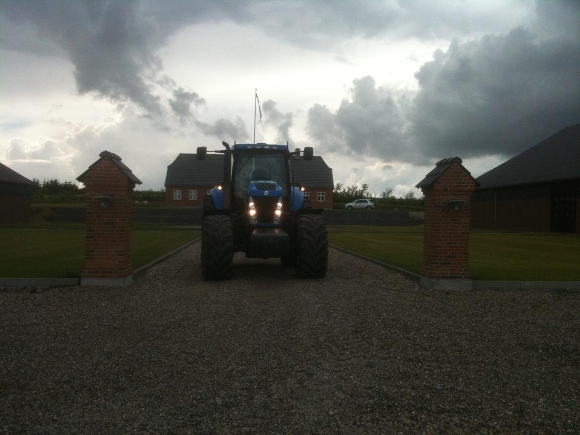 New Holland TG 285 - New Holland TG 285 posere  foran stuehuset billede 7