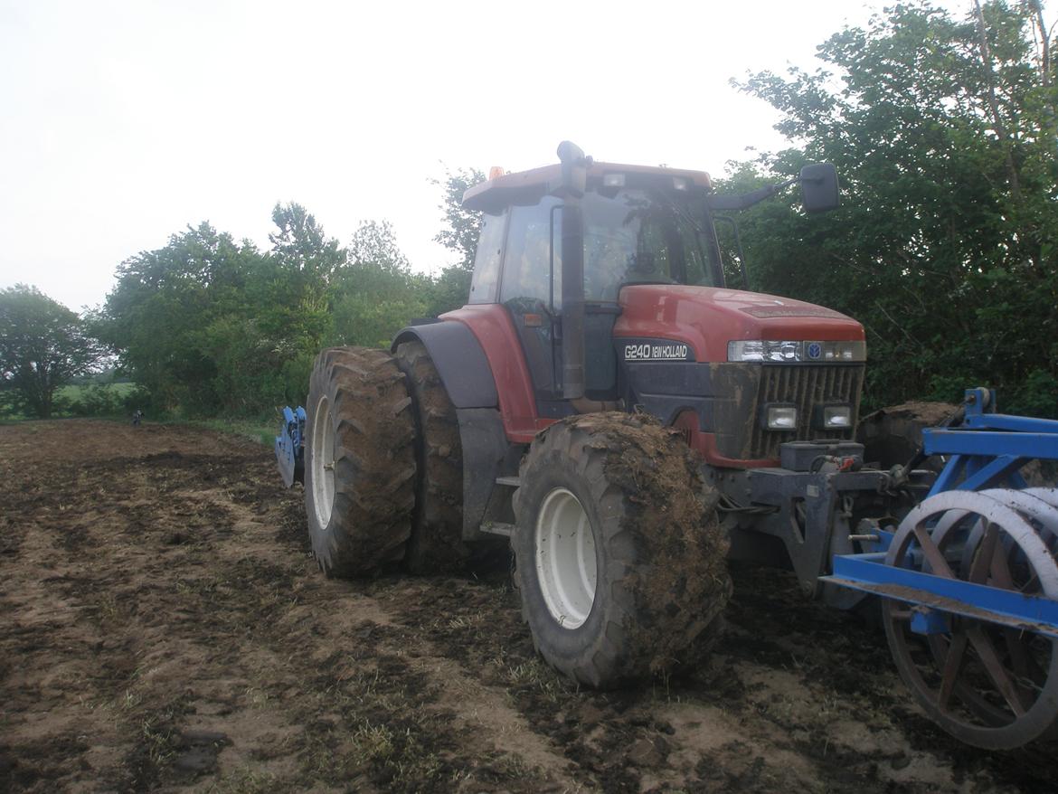 New Holland G240 - Ved at løsne det nypløjede jord. billede 12