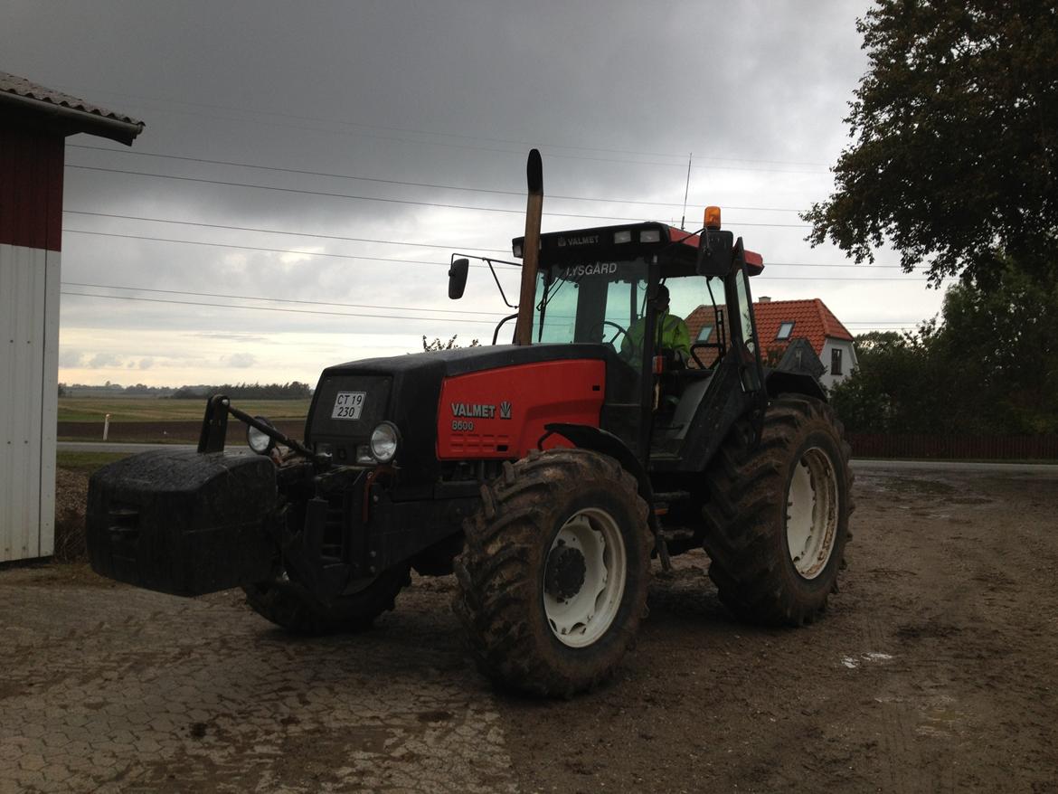 Valmet 8600 - Så kom den helt nye vægtklods på nu mangler vi kun at spænde vogn på. billede 11