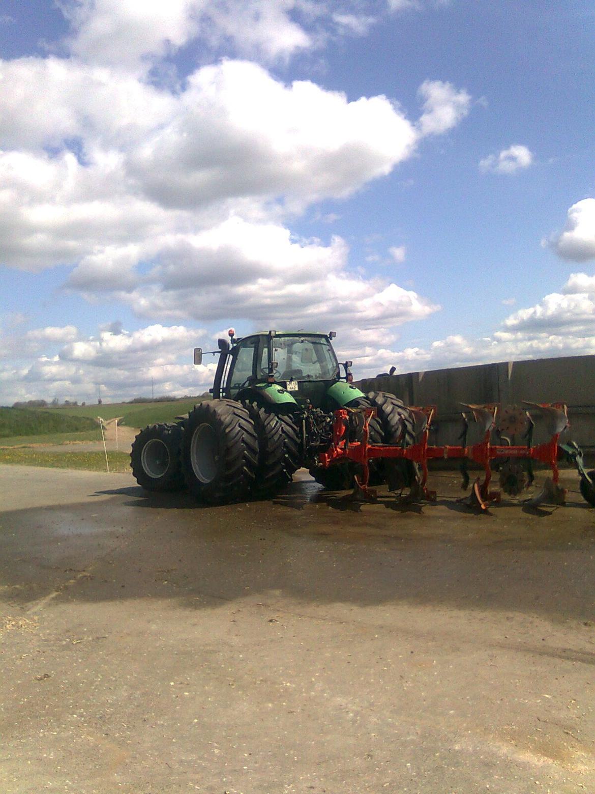 Deutz-Fahr agrotron 120 - skulle vaske ploven, men var ikke færdig med og køre med tvillinghjul billede 17
