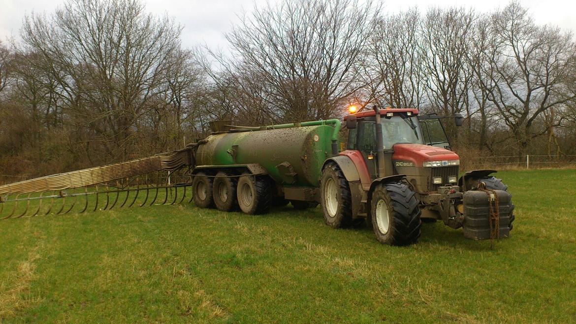 New Holland G240 - Køre gylle på græsset.  billede 13