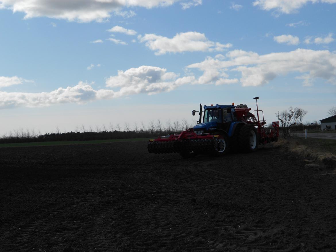 New Holland 8360 - Med Kongkilde frontpakker og Kvernland luft såmaskine. billede 5