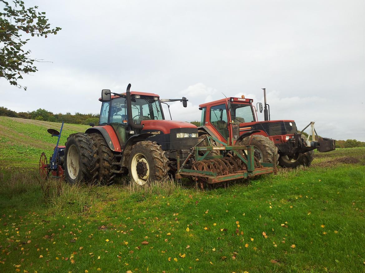 New Holland M135 - De to traktorer på gården. billede 1