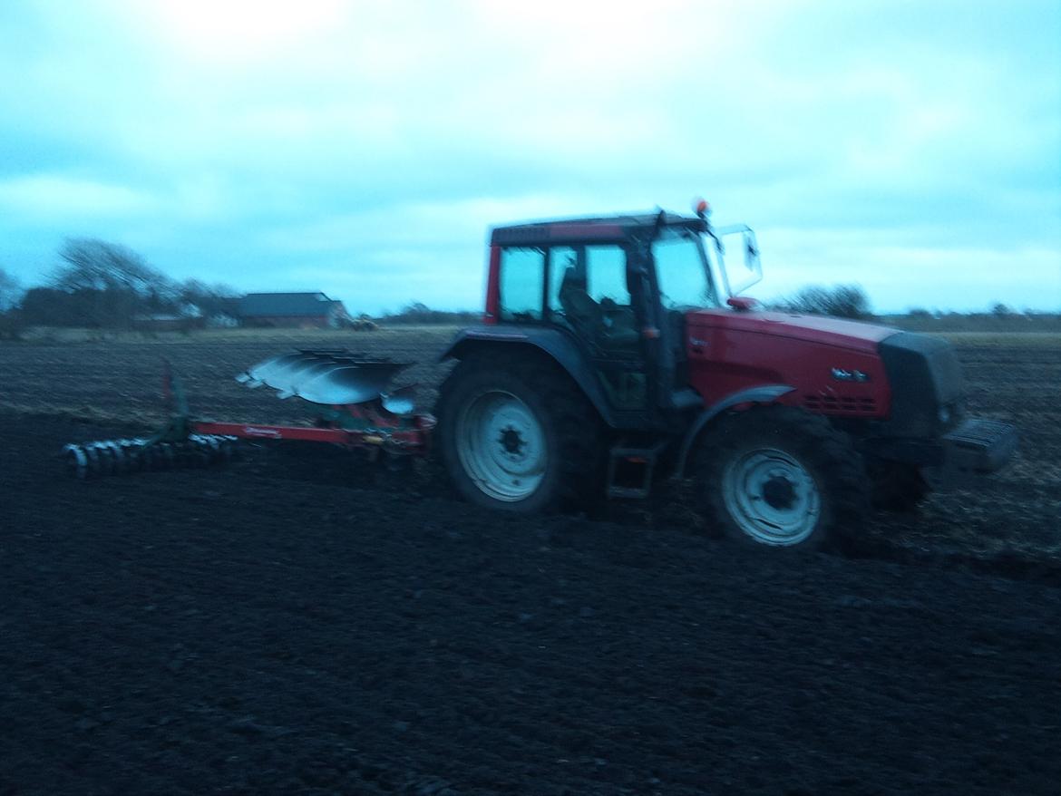 Valtra 8150 - Ude og pløje med 4 furet kverneland plov. billede 8