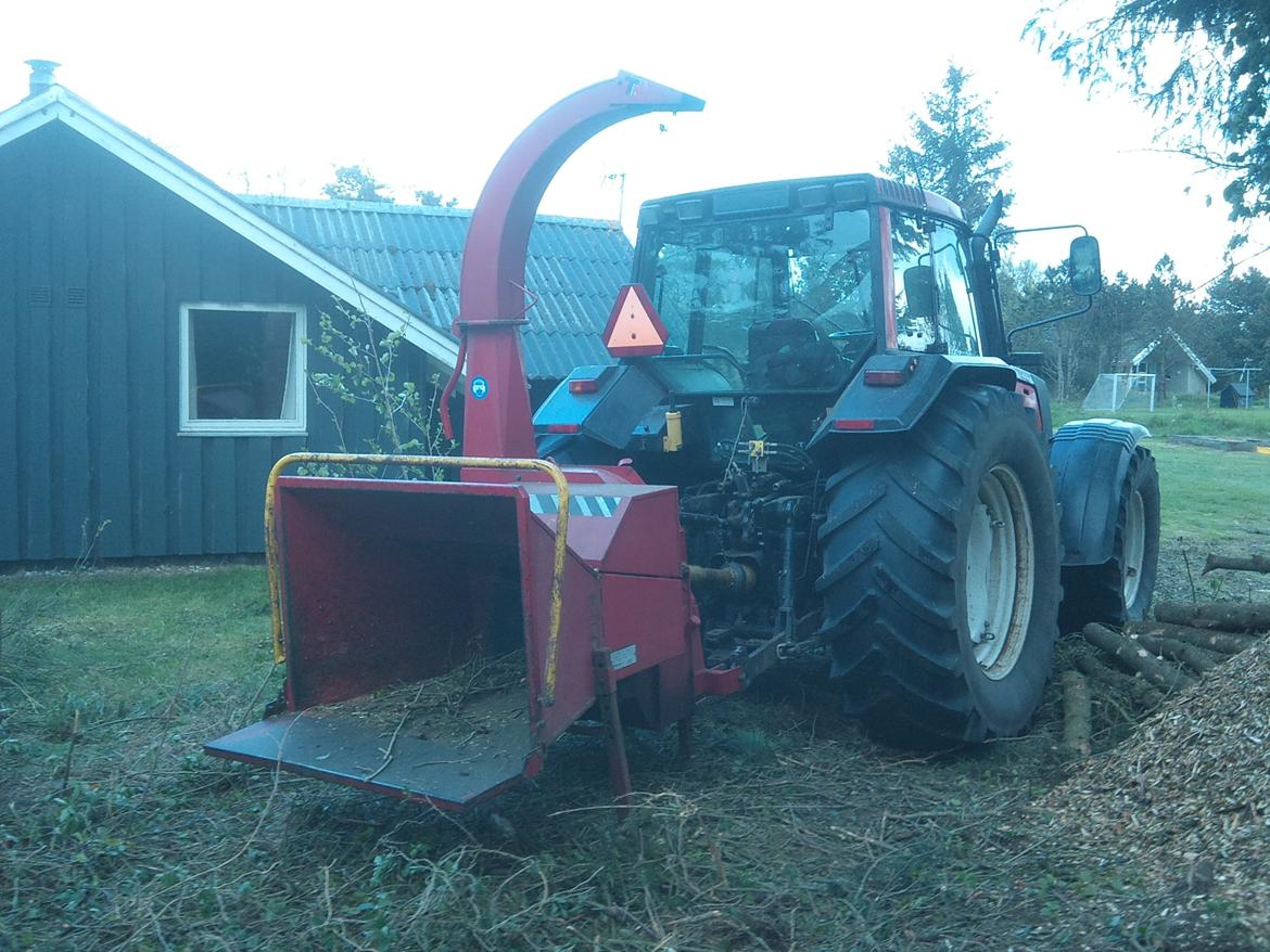 Valtra 8450 - Ude og flishugge ved vores sommerhus. billede 12