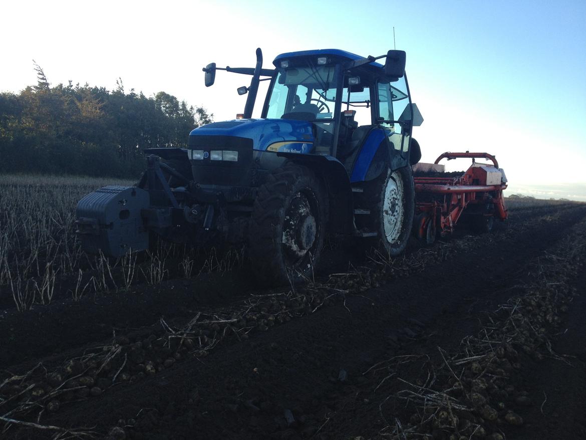 New Holland TM 155 - var lige en dag, hvor det havde tørret nok til at man kunne bjærge 20 træk ned af bakke. billede 18