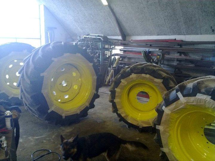 John Deere 7810 - Dækkene der sidder på nu, lige inden de blev sat på:-) billede 19
