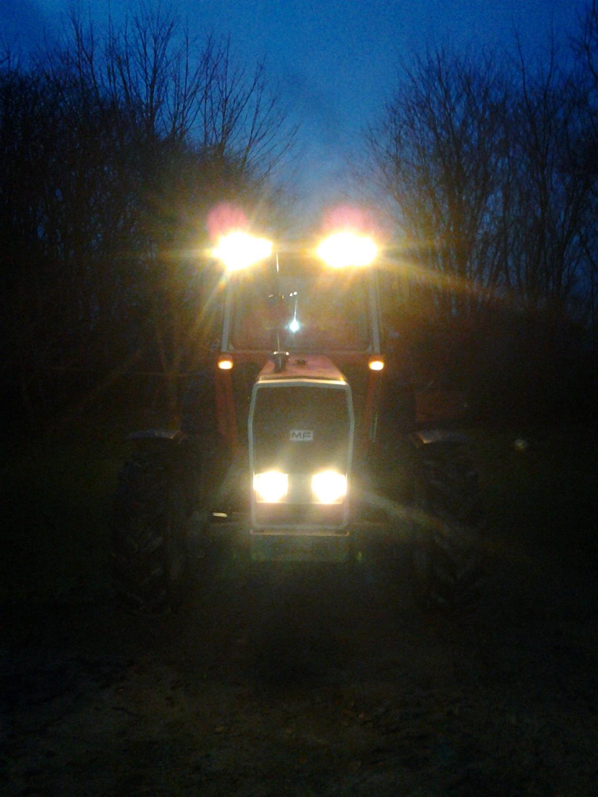 Massey Ferguson 575 - arbejdslys er ikke noget problem :) billede 8