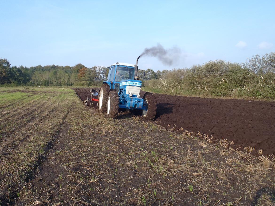 Ford 8210 - det er nu dejligt hvis det kan ryge lidt en gang i mellem.  billede 16