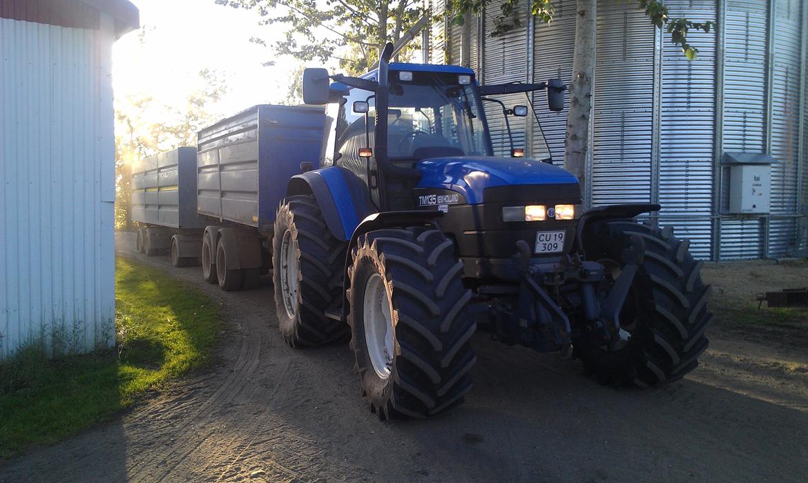 New Holland TM 135 - Skulle da lige prøves med den containeranhængeren går nu helt okay har dog ikke haft den over 40endnu, men det er jo ikke så mærkeligt når man køre på brovægten og ser hvad den vejer! :D Der kan godt presses 420tønder kartofler på men så taber man også de billede 3