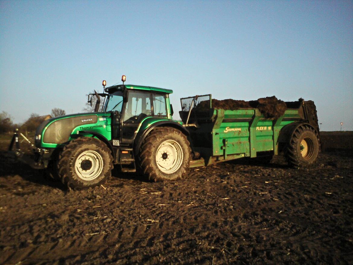 Valtra M 150 - Der spredes møg med Samson FLEX III 16 billede 1