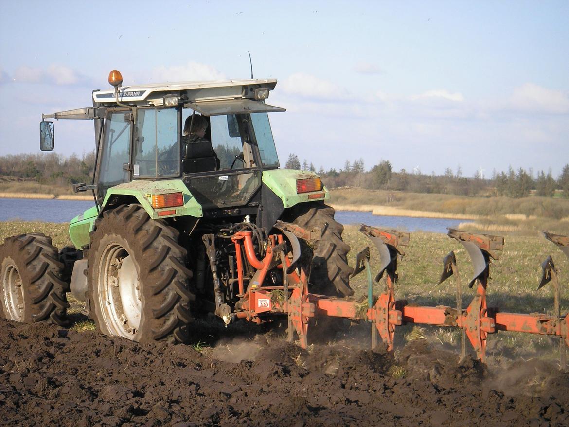 Deutz-Fahr AgroStar 6.08 - 6.08'eren med ploven og mig da jeg var ude og plove i 2008, 6.08'eren kører ik med ploven mere, da vi har DX 6.16neren til den opgave idag billede 14