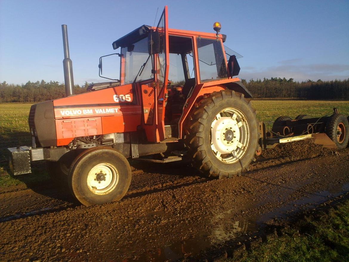Valmet 605 - så sku der lige skraves vej selvom det var noget lorte vejer at gøre det i. billede 1