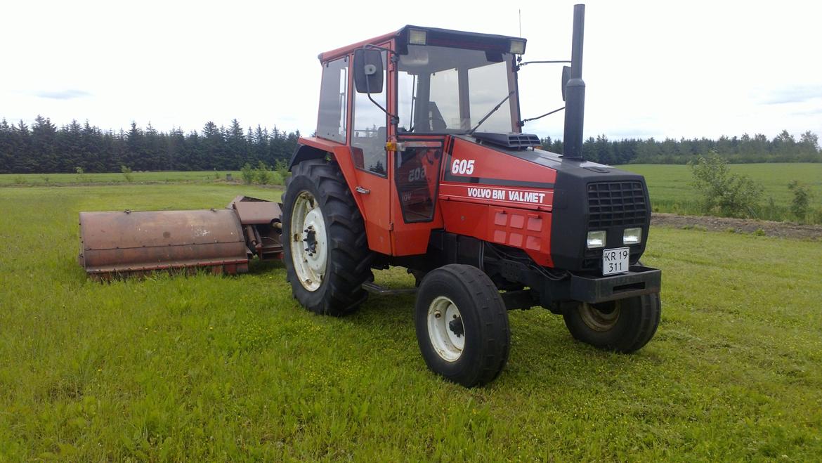 Valmet 605 - a græs/ukrudt blev slået ned inden pløjningen. billede 3