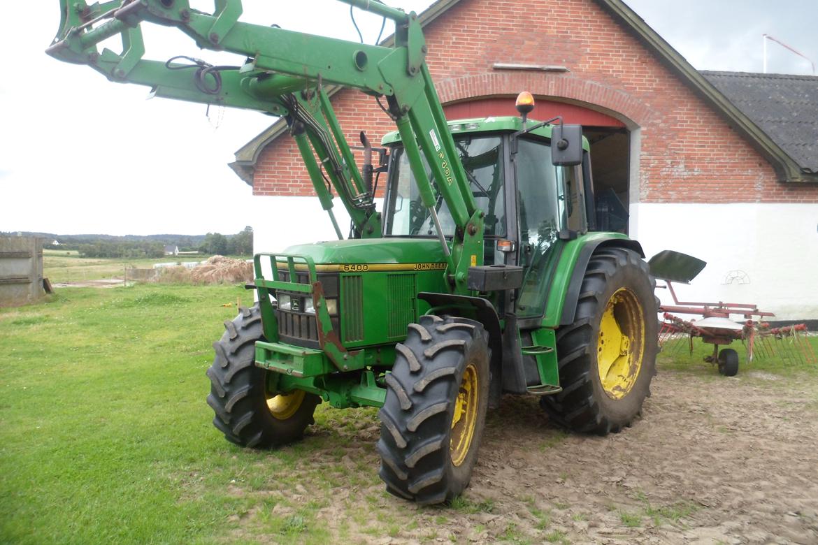 John Deere 6400 - Har lige været ved at vende hø. billede 1