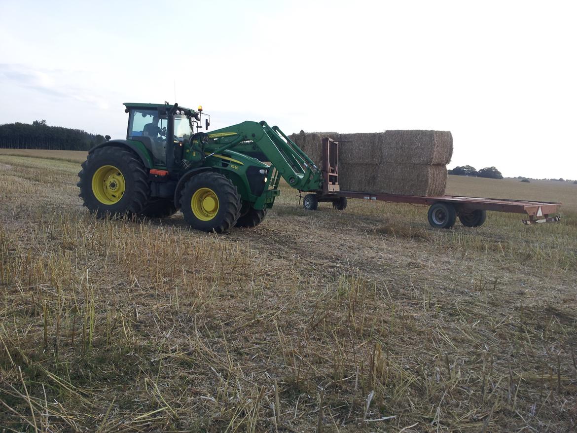 John Deere 7930 - Traktoren bliver brugt til at samle næsten alt vores halm. billede 1