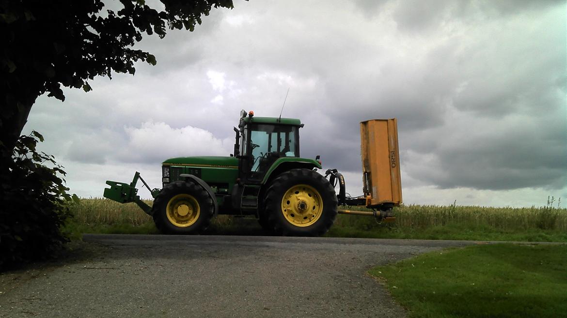 John Deere 7700 - På vej ud og slå kanter billede 1