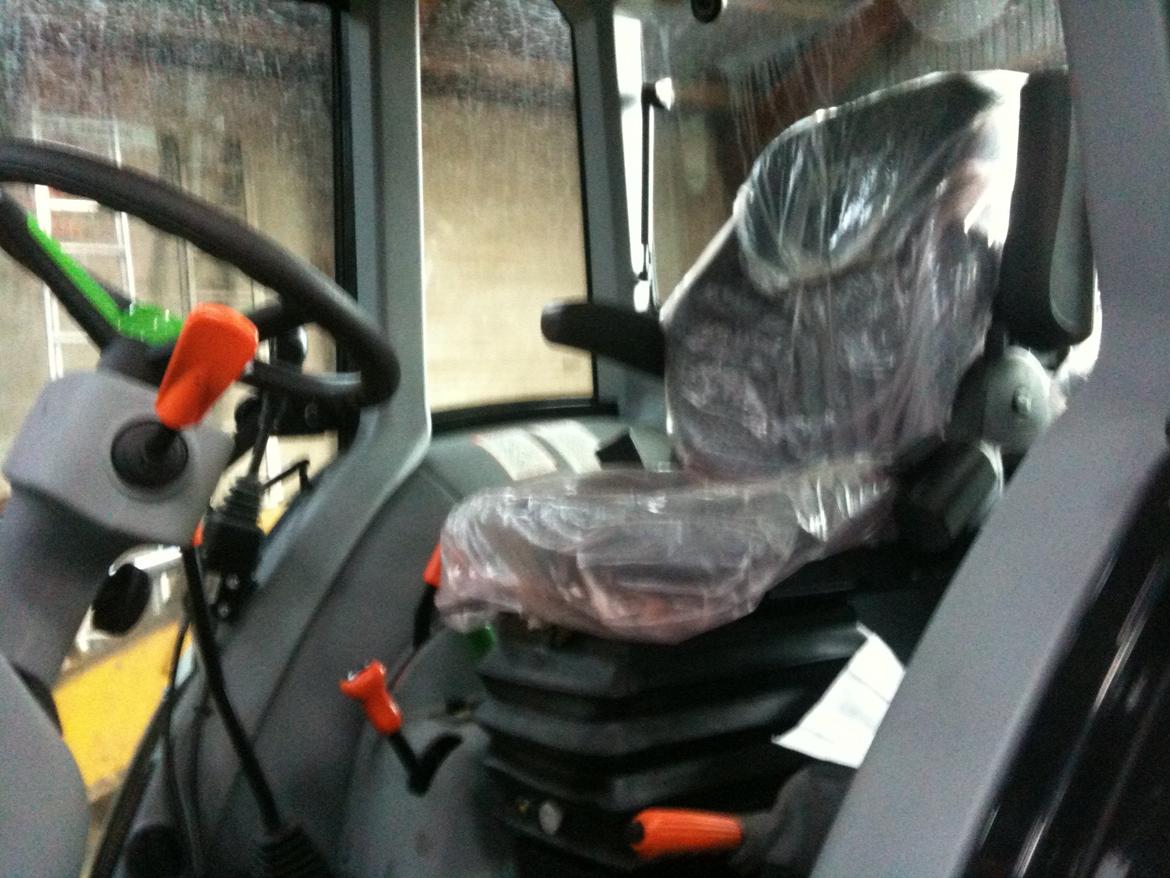 Deutz-Fahr Agrofarm 100 - Helt ny! stadigt med plastik på sædet ;) billede 3
