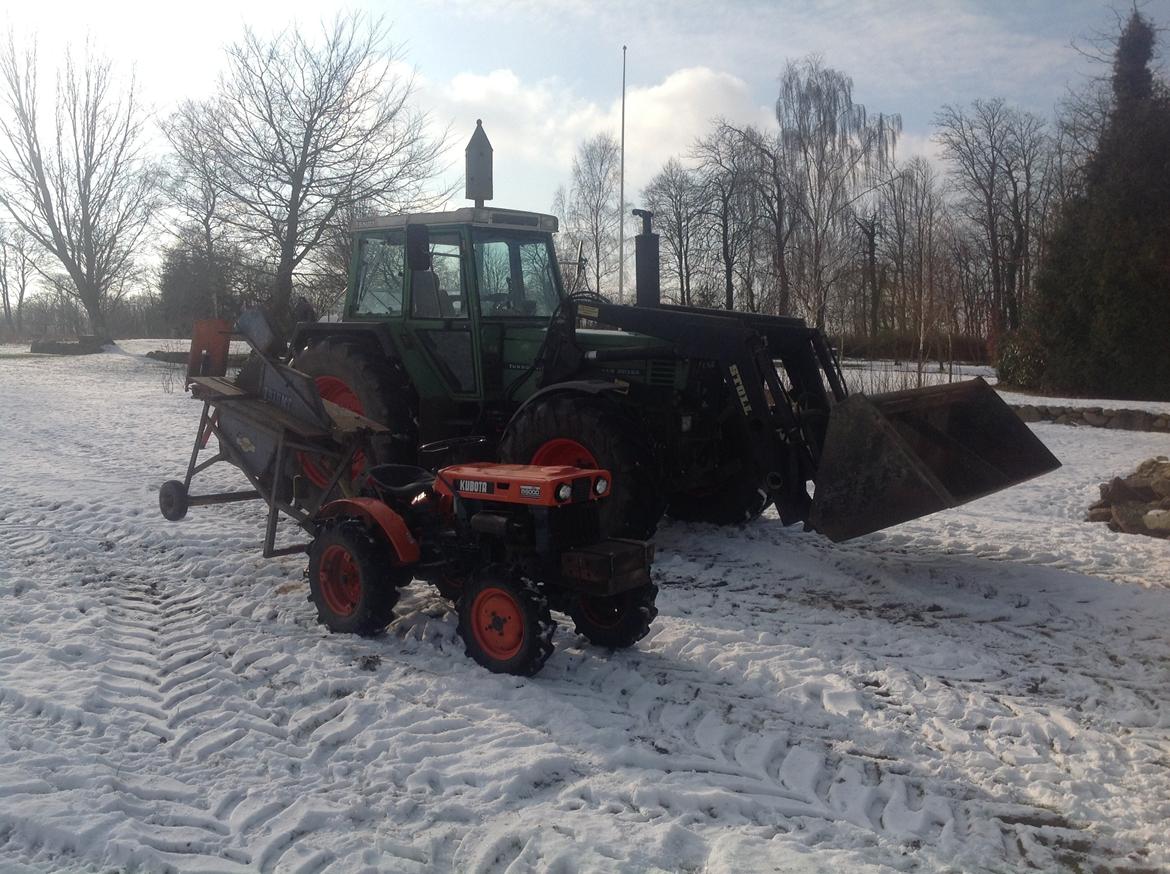 Fendt 311 lsa - brande team´et 2013 kubota b6000 med triumf rundsav og 311´eren med kløver :) 
 billede 10