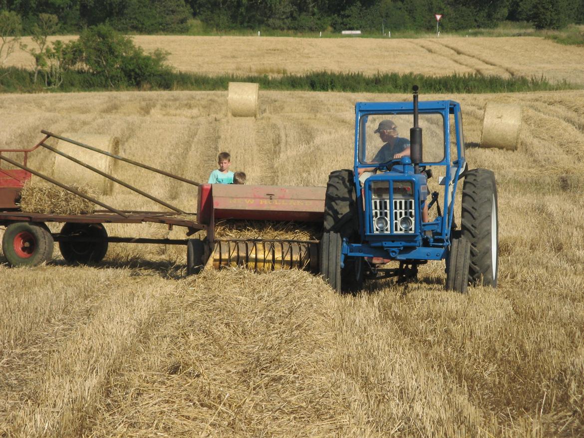 Ford 4000 - Halmpresning med NewHolland super hayliner 68. DET er kram! billede 16