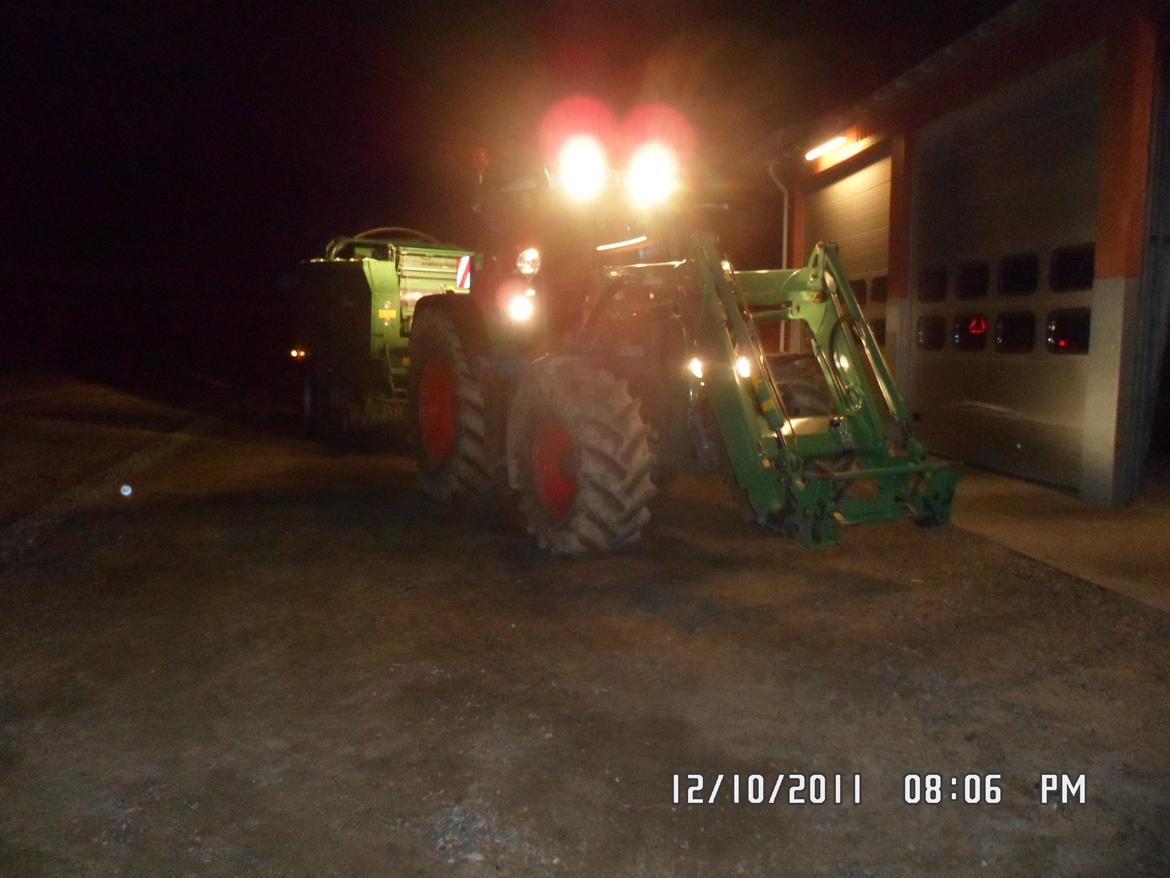 Fendt 415 Vario TMS - Klar til den sidste dag ved Varde Maskinstation, hvor der skulle presses/wrappes baller.:) billede 15