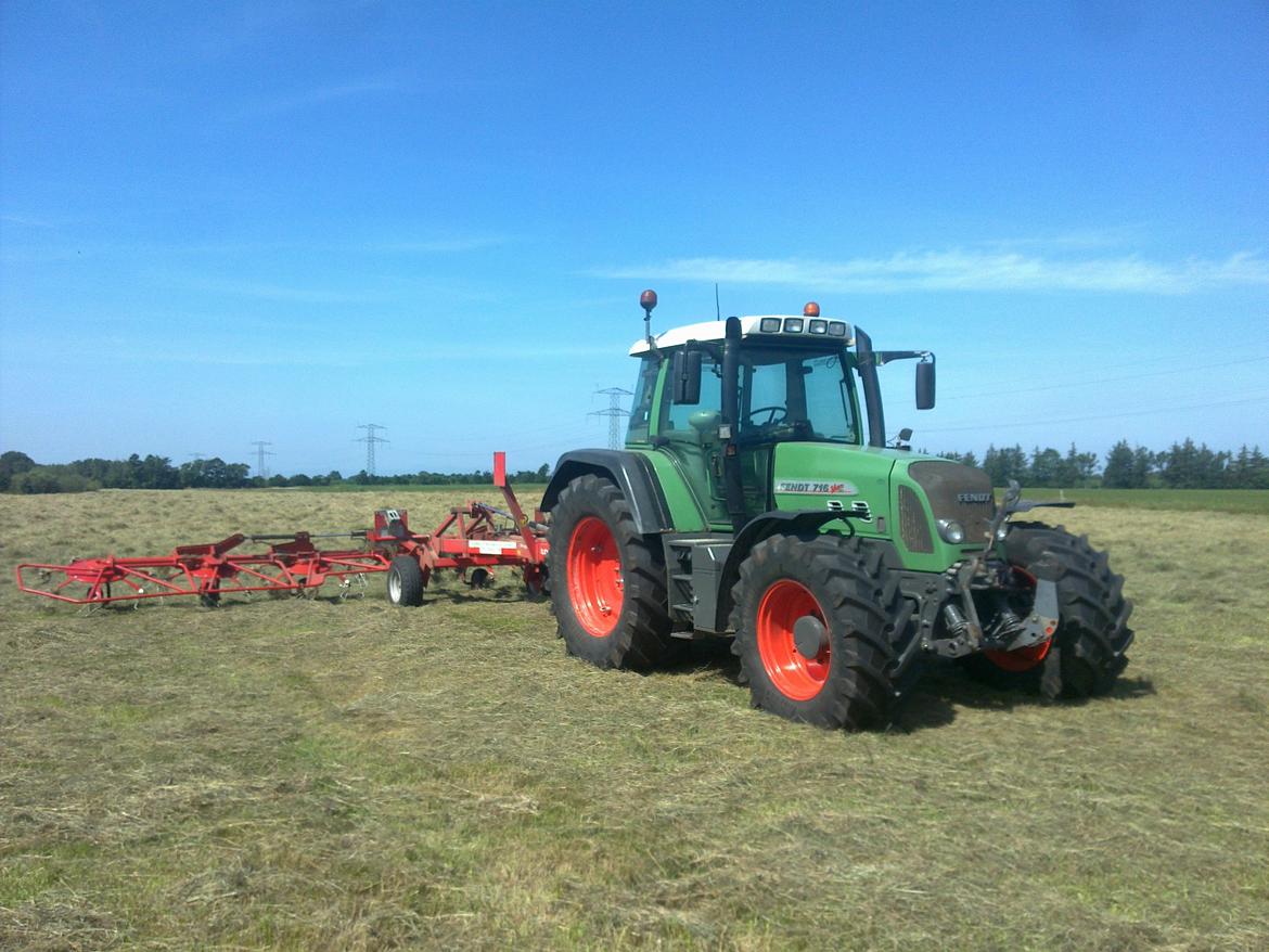 Fendt 716 Vario TMS - Høspredning 2011.:) billede 1