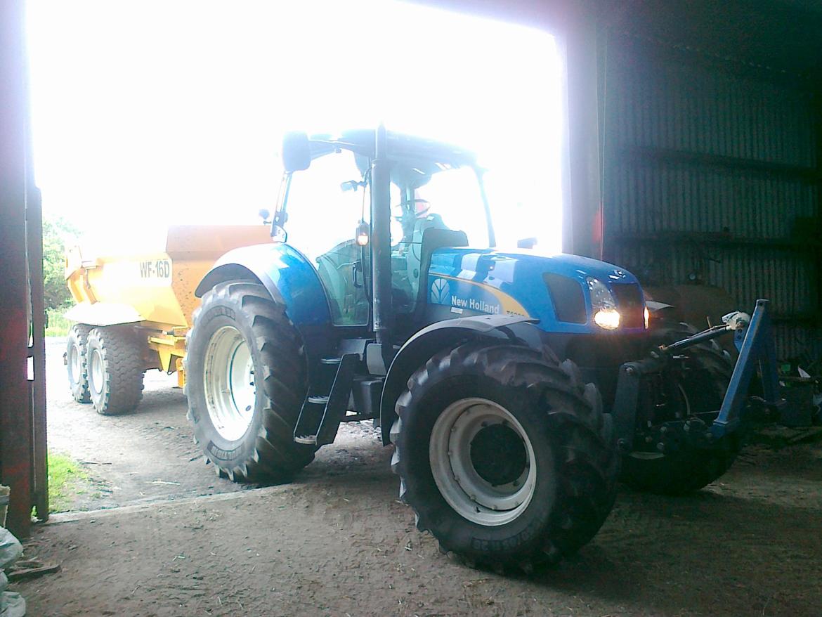 New Holland T6080 RC - Ude at køre jord med 20 ton dumpervogn! :) billede 5