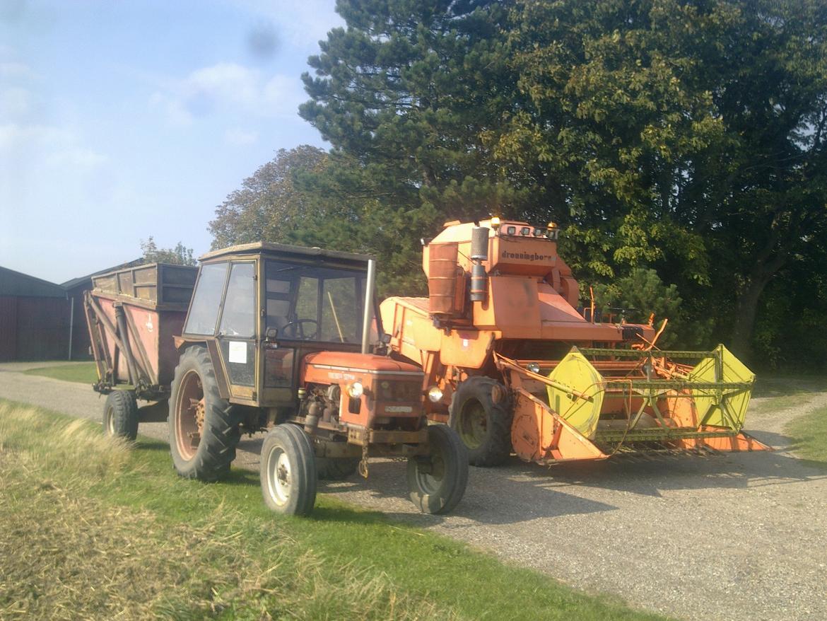 Zetor 5718 - på vej ud for at tærske et lille stykke korn.. billede 2