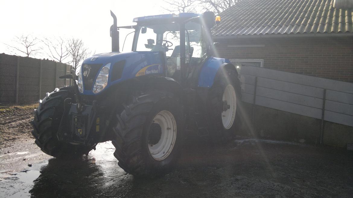 New Holland T7030 - Nyvasket og klar til forårsarbejdet. billede 1