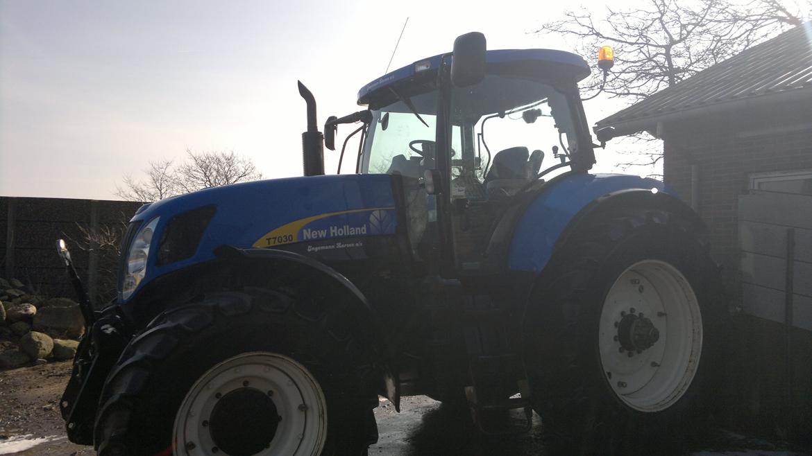 New Holland T7030 - Nyvasket og klar til forårsarbejdet. billede 2