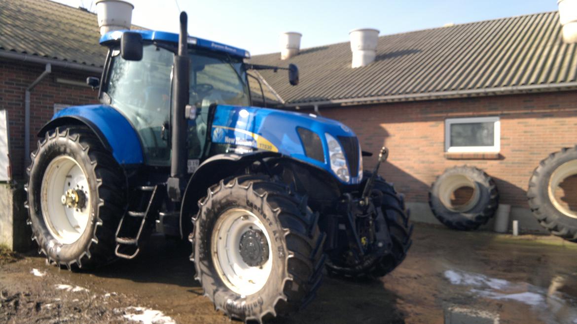 New Holland T7030 - Nyvasket og klar til forårsarbejdet. billede 3